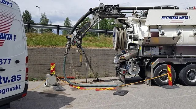 Kombibil spyling av hovedledning