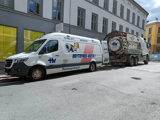 Kombibil sptler hovedledning før rørinspeksjon