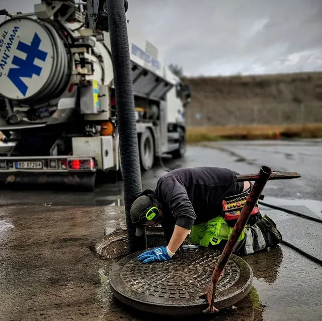 Tømmig og rengjøring av kum